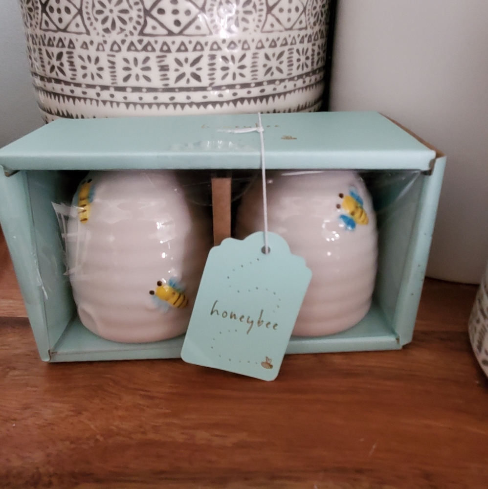 Honey bee salt and pepper shakers